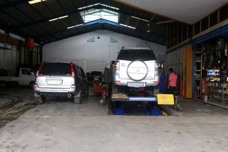 Suasana di bengkel Sumber Motor di Kalimulya, Depok pada Kamis (21/12/2017). Jelang libur akhir tahun, banyak pemilik mobil yang mengecek kendaraannya ke bengkel untuk persiapan digunakan ke luar kota.