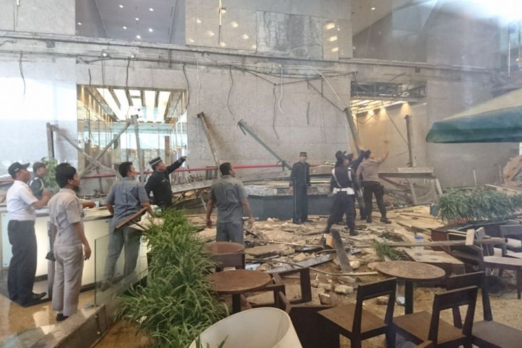 Pekerja memperhatikan kerusakan yang terjadi akibat ambruknya jembatan penghubung di dalam gedung Bursa Efek Indonesia, Jakarta, Senin (15/1/2018). Sejumlah orang terluka akibat peristiwa tersebut.