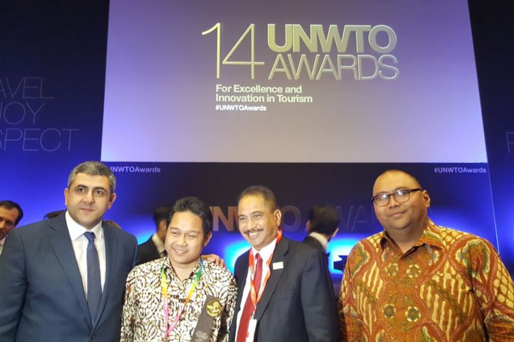 Menteri Pariwisata, Arief Yahya (tengah) dan salah satu perwakilan Indonesia, yaitu TripOnYu menang dalam kategori Tourism Inovation NGO, dalam helatan UNWTO Awards for Innovation in Tourism ke 14, di Madrid, Spanyol, Rabu (17/01/2018).