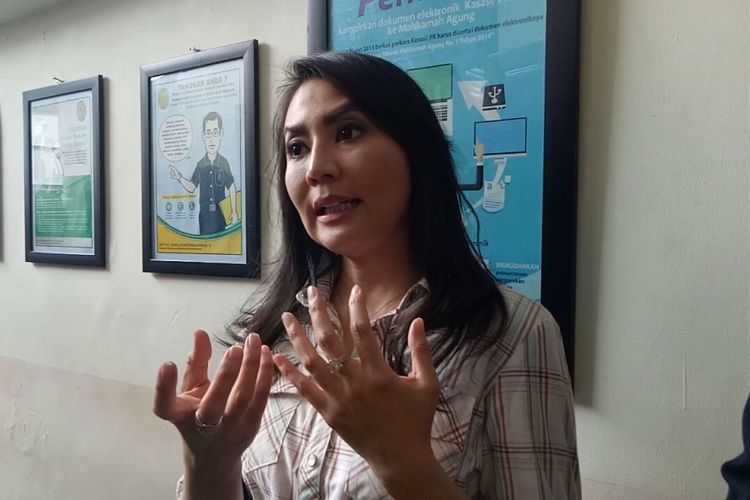 Tessa Kaunang diwawancarai usai mediasi di Pengadilan Negeri Jakarta Selatan, Kamis (22/2/2018).