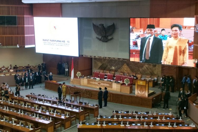 Dua anggota dari fraksi Partai Hanura dilantik melalui mekanisme pergantian antar-waktu (PAW) pada Rapat Paripurna ke 10 Masa Persidangan II, di Kompleks Parlemen Senayan, Jakarta, Kamis (13/12/2018).