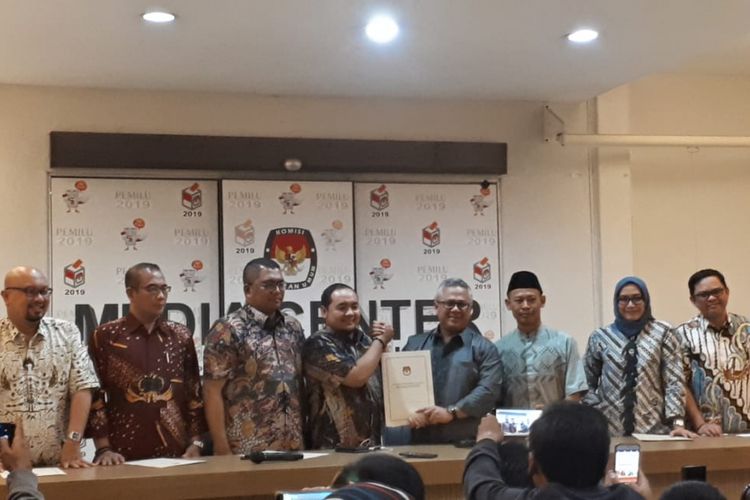 Konferensi pers rekapitulasi LPSDK partai politik oleh Komisioner KPU dan Bawaslu di kantor KPU, Menteng, Jakarta Pusat