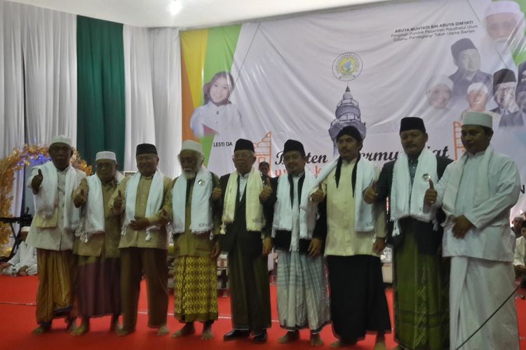 Calon Wakil Presiden Maruf Amin saat menghadiri acara Banten Bermunajat di GOR Maulana Yusuf Kota Serang, Banten Minggu (17/2/2019)