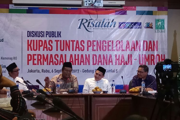 Wakil Sekretaris Jenderal Kelompok Bimbingan Ibadah Haji (KBIH) se-Indonesia Buchori Muslim (tengah kanan) di Jakarta, Rabu (6/9/2017). 