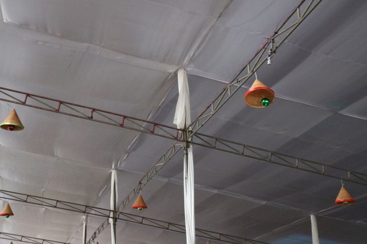 Topi caping dari rotan digunakan sebagai salah satu dekorasi Natal di Gereja Katedral Jakarta tahun ini.
