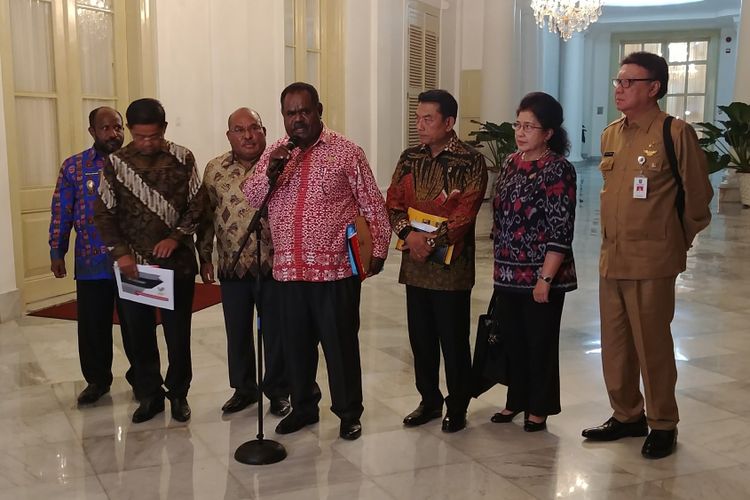 Gubernur Papua Lukas Enembe, Bupati Asmat Elisa Kambu, dan Bupati Nduga Doren Wakerwa usai dipanggil Presiden Joko Widodo di Istana Bogor, Selasa (23/1/2018).