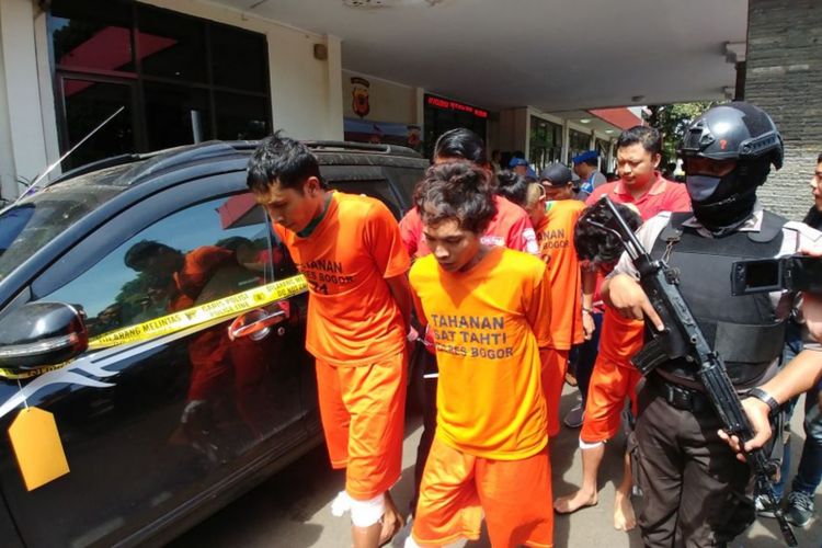 Para terduga pelaku kasus pencurian dengan kekerasan terhadap seorang pengemudi taksi online Justinus Sinaga (41), saat dihadirkan dalam rilis kasus tersebut di Mapolres Bogor, Rabu (7/3/2018).
