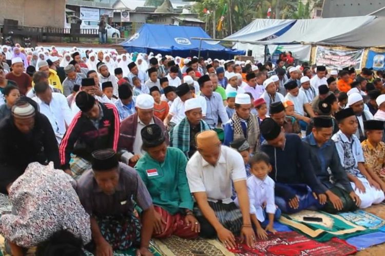 Di tengah rasa khawatir dan trauma akibat guncangan gempa yang bertubi-tubi, warga yang berada di lokasi pengungsian di Desa Kekait, Kecamatan Gunungsari, Lombok Barat, Nusa Tenggara Barat (NTB), tetap merayakan Hari Raya Idul Adha dengan khidmat, Rabu (22/8/2018).