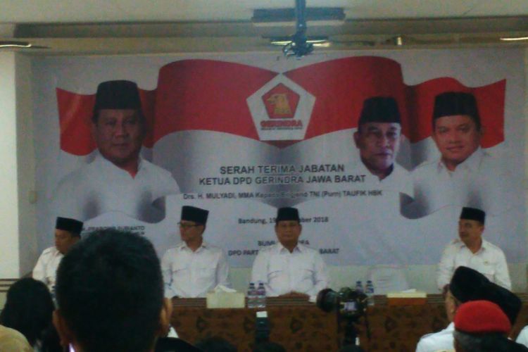 Prabowo Subianto menghadiri serah terima jabatan dari Ketua DPD Partai Gerindra Jawa Barat Mulyadi kepada Brigjen TNI (Purn) Taufik Hidayat di  Kantor DPD Partai Gerindra Jawa Barat, Jalan PHH Mustopha, Kota Bandung, Rabu (19/9/2018).