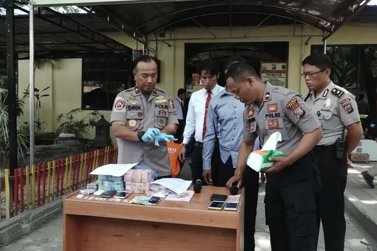 Aparat kepolisian menggelar rilis pelaku penjarahan di Mapolres Palu, Sulawesi Tengah. Senin, (8/10/2018).