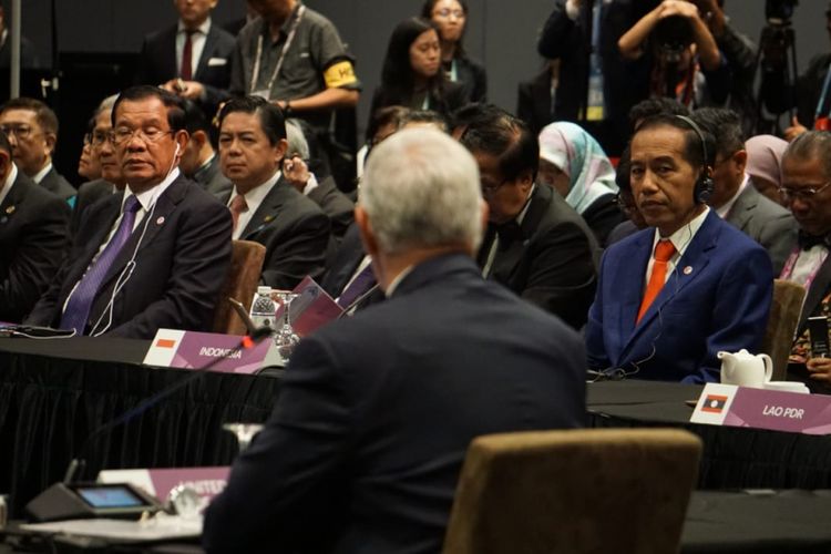 Presiden Joko Widodo saat menghadiri KTT ke-33 ASEAN di Singapura, Kamis (15/11/2018).