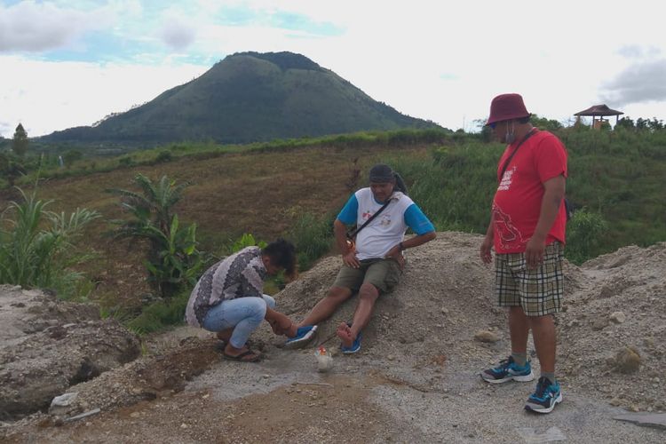 Togu Simorangkir mengalami cidera kaki, saat melakukan aksi jalan kaki sejauh 305,65 kilometer untuk mengelilingi Danau Toba, Sumatera Utara dalam penggalangan dana delapan rumah belajar dari Yayasan Alusi Taoutoba, Rabu (21/11/2018).