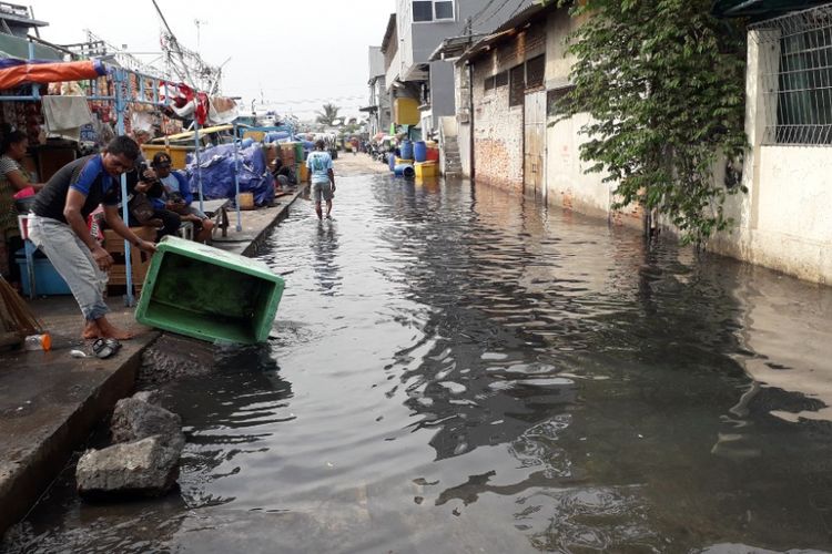 Banjir rob menggenang di Pelabuha  Perikanan Muara Angke, Jakarta Utara, Senin (26/11/2018).