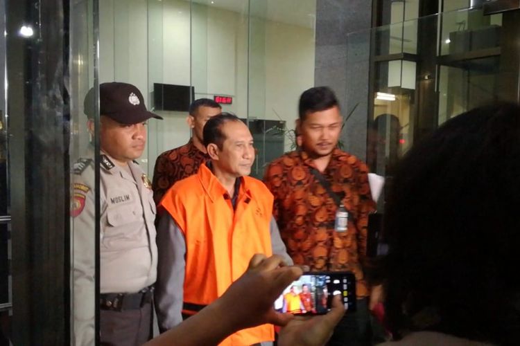 Salah satu tersangka hakim kasus dugaan suap kepengurusan perkara di PN Jakarta Selatan, Iswahyu Widodo usai ditetapkan sebagai tersangka oleh KPK, Rabu (28/11/2018) malam.