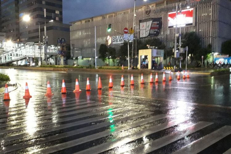 Jalan MH Thamrin, Jakarta Pusat, mulai ditutup untuk acara car free night malam pergantian tahun, Senin (31/12/2018).