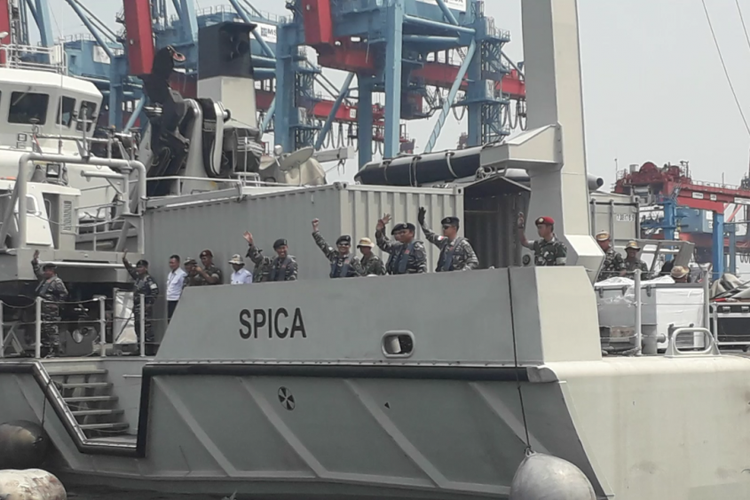 KRI Spica diberangkatkan mencari black box berisi CVR pesawat Lion Air JT 610 yang jatuh di perairan Karawang, Selasa (8/1/2019).