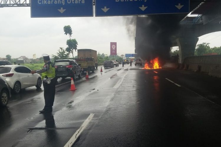 Tampak Mobil Terbakar di Tol Jakarta-Cikampek KM 27, Cibitung, Kabupaten Bekasi, Rabu (30/1/2019).
