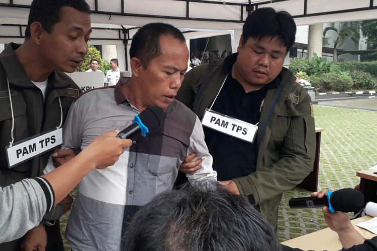 Seoranh pria dicengkram dua orang petugas keamanan karena dianggap mengganggu keamanan TPS dalam simulasi di Kantor Wali Kota Jakarta Utara, Rabu (20/2/2019).