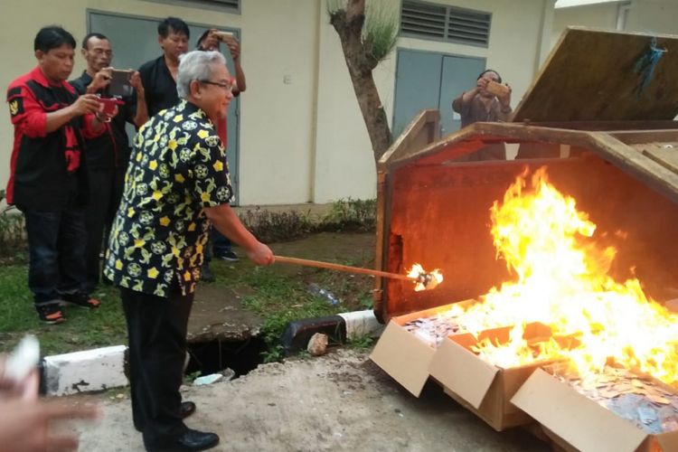 Pemusnahan E-KTP di Balai Kota Depok, Jalan Margonda, Jumat (14/12/2018)