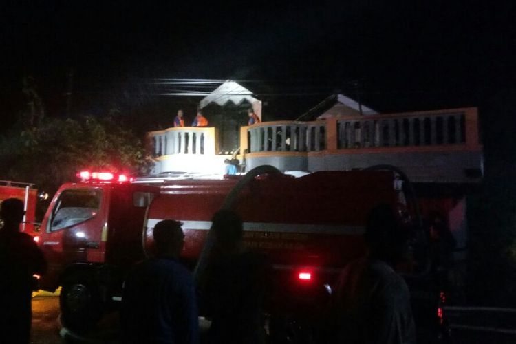 Api yang membakar rumah anggota TNI AU, Heri Purnomo sudah padam setelah pemadam kebakaran Pemkab Magetan memadamkannya, Selasa (18/7/2017) malam. 