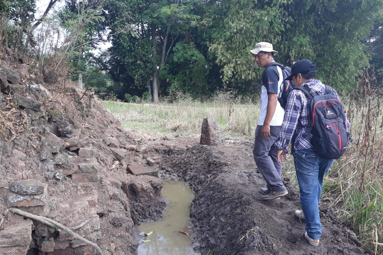 Tim BPCB saat memeriksa penemuan benda purbakala struktur candi di Kediri, Jawa Timur, Selasa (18/6/2019).