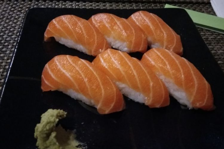Sushi salmon di Kikugawa, Cikini, Jakarta.