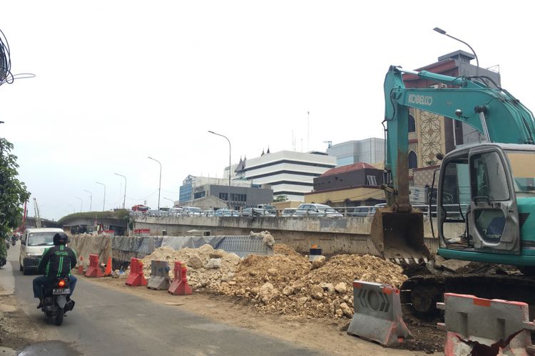 Kondisi proyek di Simpang Matraman saat pembangunan Underpass Matraman, Jakarta Timur, pada 19 Oktober 2017.