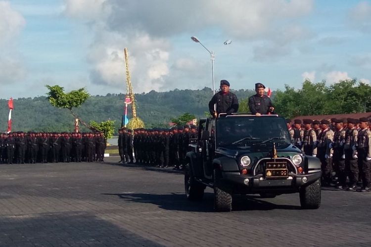 Kapolri Jenderal Pol Tito Karnavian saat melakukan inspeksi pasukan pada HUT Brimob Polri yang berlangsung di Lapangan Upacara Polda Maluku di kawasan Tantui, Ambon,  Selasa (14/11/2017).