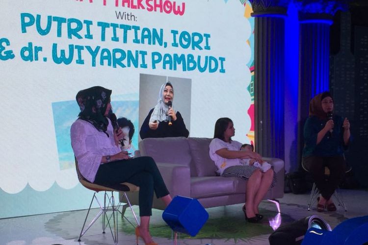 Putri Titian berbagi pengalaman menyusui anaknya dalam acara Festival Bunda Happy di Lotte Shooping Avenue, Kuningan, Jakarta Selatan, Minggu (15/10/2017).