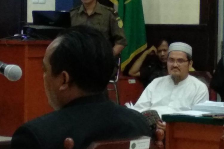 Jonru Ginting (baju putih), terdakwa kasus ujaran kebencian, saat sidang di PN Jakarta Timur, Kamis (25/1/2018)