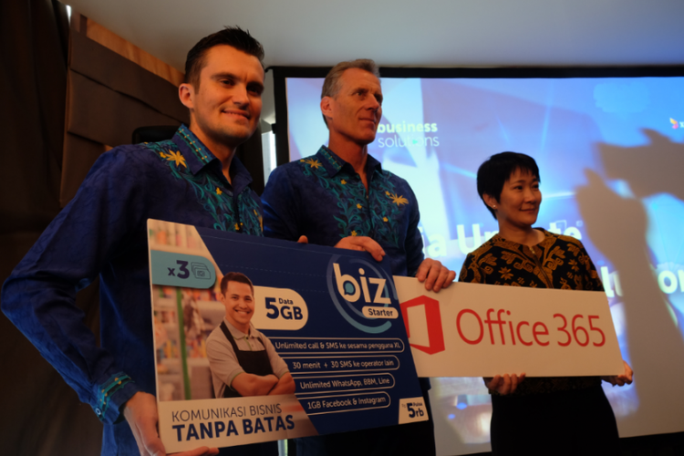 ( Ki-ka ) Chief Enterprise & SME Officer XL Axiata, Kirill
Monkovski, Direktur Komersial XL Axiata, Allan Bonke dan One
Commercial Partner & Small Medium Corporate Director Microsoft
Indonesia, Mulia Dewi Karnadi dalam acara peluncuran Paket BIZ.