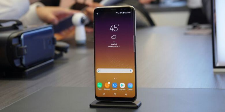 Layar Samsung Galaxy S8 terlihat nyaris tanpa bezel