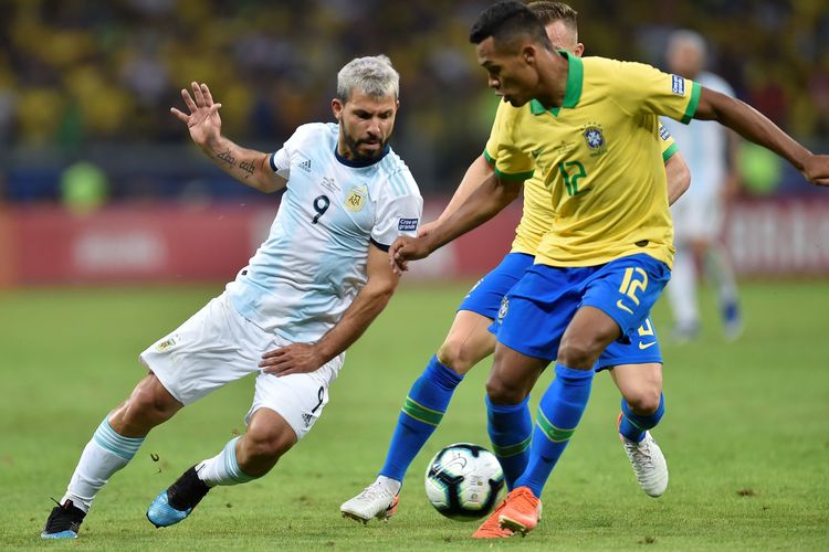 Pemain timnas Argentina Sergio Aguero dan pemain Brasil Alex Sandro pada semifinal Copa America di Stadion Mineirao, Brasil, 3 Juli 2019.