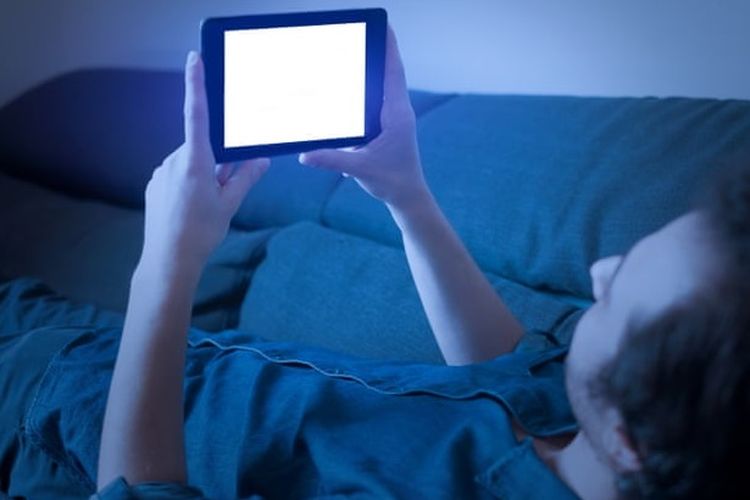 Ilustrasi pengguna memandang perangkat dalam kondisi gelap