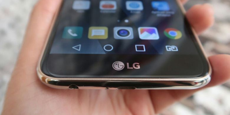 Logo LG tampil persis di bawah layar