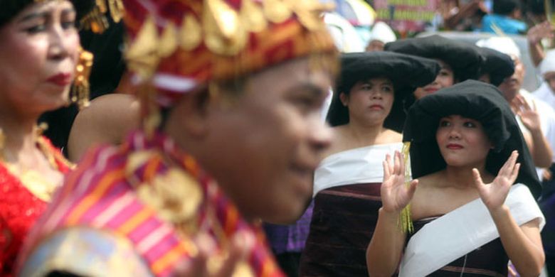 Sejumlah penari menampilkan tarian tradisional Karo saat berlangsung Pesta Budaya Mejuah-Juah, di Brastagi, Kabupaten Karo, Sumatra Utara, Kamis (26/10/2017). Pesta Budaya Karo yang diikuti ribuan masyarakat tersebut menampilkan tarian dan kesenian budaya suku Karo.
