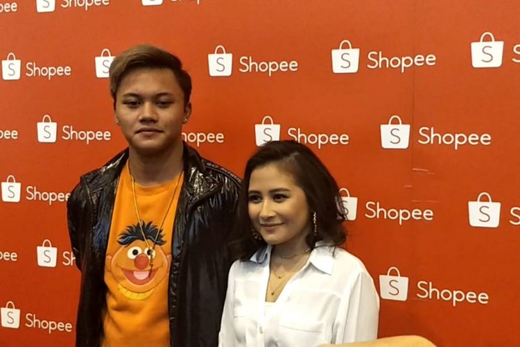 Rezki Febian dan Prilly Latuconsina saat ditemui menjelang acara Road to 12.12 Shopee Birthday Sale di International Convention Center (SICC), Bogor, Jawa Barat, Senin (19/11/2018). 