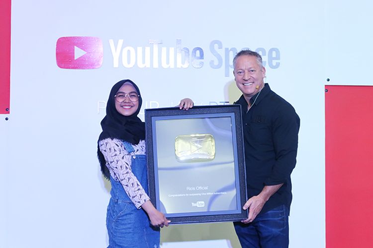 YouTube Indonesia memberikan Gold Button kepada 6 YouTuber yang meraih satu juta subscriber.