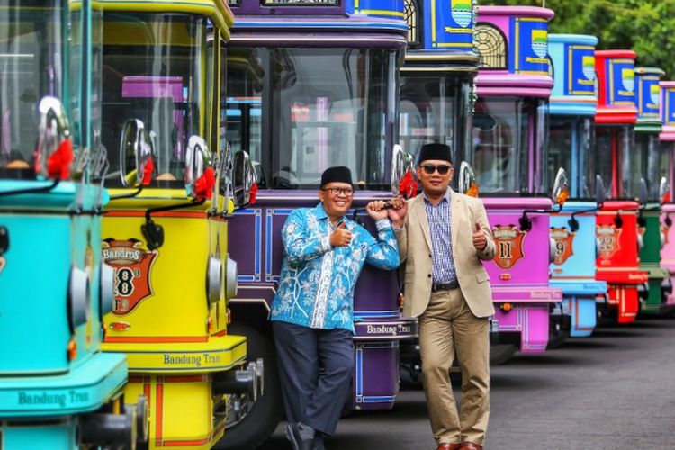Wali Kota Bandung Ridwan Kamil bersama Wakil Wali Kota Bandung Oded M Danial saat meluncurkan bus wisata Bandros di Balai Kota Bandung, Jalan Wastukancana, Jumat (19/1/2018) 