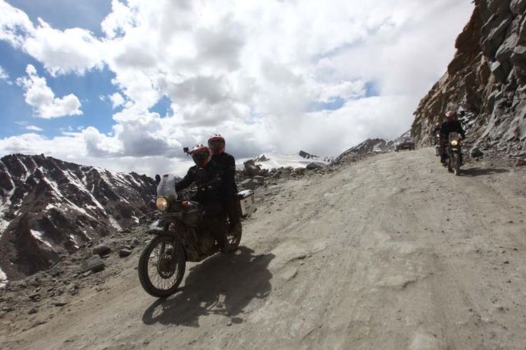 Darius Sinathrya dan Donna Agnesia berhasil mencapai Khardung La Pass, jalan raya tertinggi di dunia yakni 5.359 meter dari dasar permukaan laut di Himalaya.