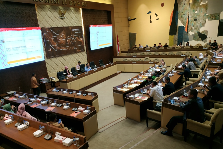 Komisi II DPR menggelar rapat dengan Komisi Pemilihan Umum (KPU), Badan Pengawas Pemilu (Bawaslu) dan Dewan Kehormatan Penyelenggara Pemilihan Umum (DKPP) di Kompleks Parlemen, Senayan, Jakarta, Rabu (19/6/2019).