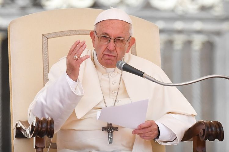 Paus Fransiskus saat berpidato di Vatikan, Rabu (16/5/2018). Paus menyampaikan kekhawatirannya akan situasi di Timur Tengah yang semakin memanas.