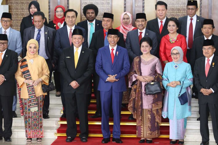 Presiden Joko Widodo (tengah) didampingi Ibu Negara Iriana Joko Widodo (ketiga kanan) dan Wakil Presiden Jusuf Kalla (pertama kanan) berpose usai menghadiri sidang tahunan Majelis Permusyawaratan Rakyat Republik Indonesia Tahun 2018 di Kompleks Parlemen, Senayan, Jakarta, Kamis (16/8/2017). Presiden Joko Widodo menyampaikan pidato, yakni pidato kenegaraan dalam rangka Hari Ulang Tahun RI ke 73.

