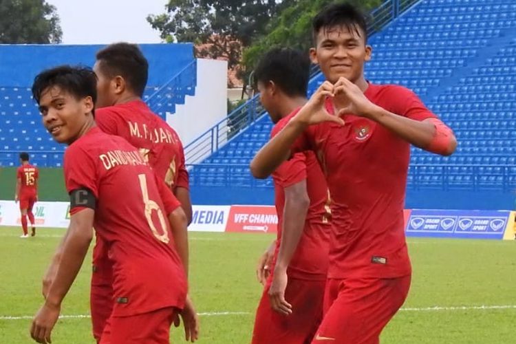 Selebrasi penyerang Timnas U-18 Indonesia, Sutan Zico, seusai membobol gawang Timor Leste pada laga kedua Grup A Piala AFF U-18 2019 di Stadion Binh Duong, Vietnam, Kamis (8/8/2019).