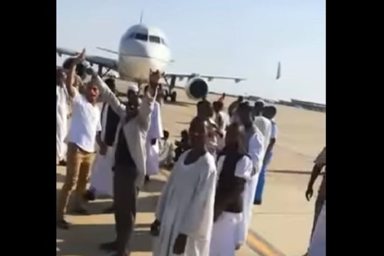 Puluhan orang berkumpul di landasan di Bandara Port Sudan menghalangi sebuah pesawat Arab Saudi yang hendak terbang.