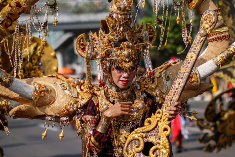 Peserta mengikuti parade Asian Games XVIII 2018 Jakarta-Palembang di Jalan MH Thamrin, Jakarta, Minggu (13/5/2018). Acara yang diikuti sekitar 5.000 peserta dari berbagai komunitas, instansi pemerintah, dan pihak sponsor tersebut untuk menggelorakan semangat dan partisipasi masyarakat dalam menyambut Asian Games 2018 pada Agustus mendatang.