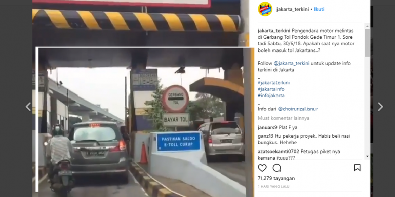 Seorang pengendara motor yang terekam masuk ke ruas tol melalui pintu tol Pondok Gede, Bekasi, Sabtu (30/6/2018).