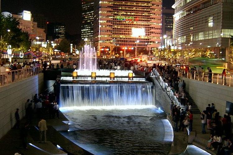 Sungai Cheonggyecheon yang memancarkan keindahan di waktu malam menjadi atraksi tersendiri bagi warga kota Seoul, Korea Selatan.