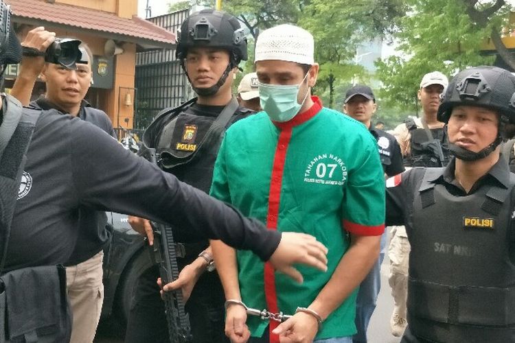 Polisi mengungkap tersangka Claudio Martinez (38) mantan kiper sepak bola dan pemain sinteron Tendangan Si Madun yang positif menggunakan narkoba di Mapolres Metro Jakarta Barat pada Jumat (7/11/2018).