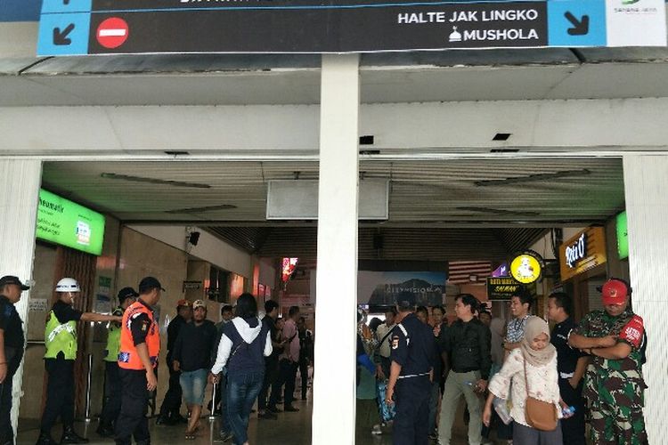 Akses Stasiun Tanah Abang ke jembatan penghubung multiguna atau skybridge mulai menajalani uji coba pada Jumat (7/12/2018). 